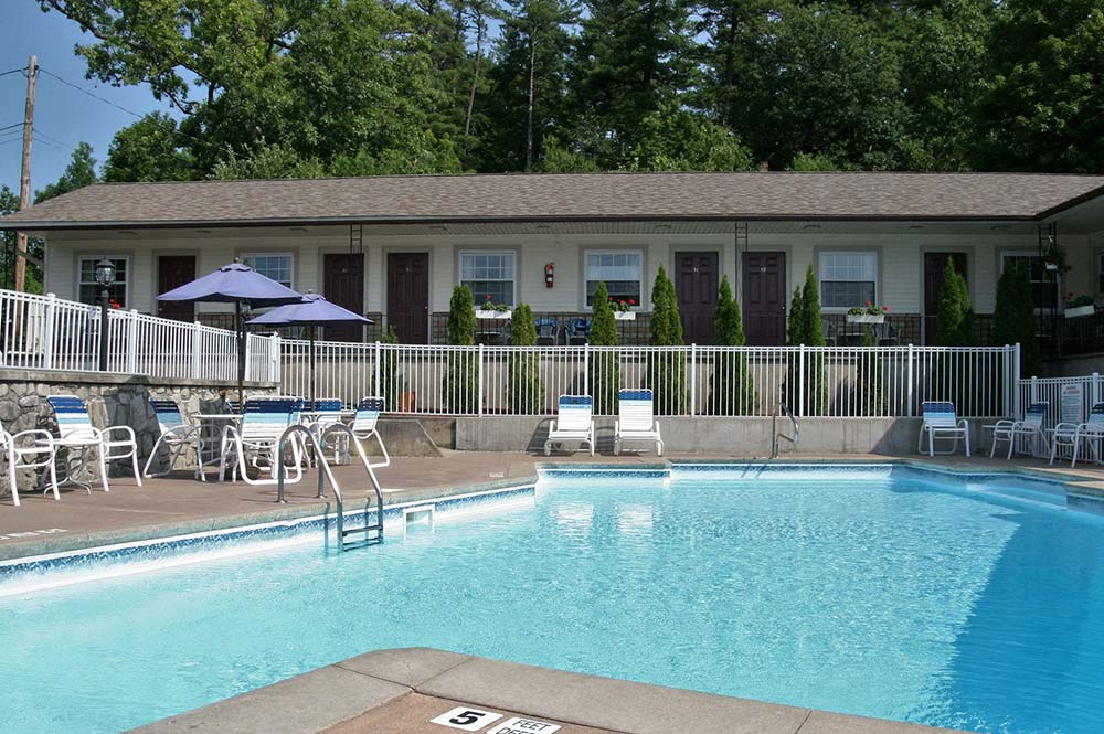 Motel rooms overlooking pool