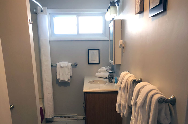 Lake View Apartment Full Bathroom